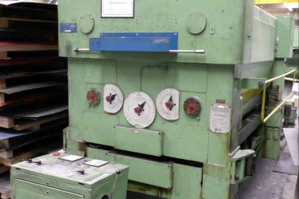 Richtmaschine 2.500 x 16 mm / 2.000 x 20 mm